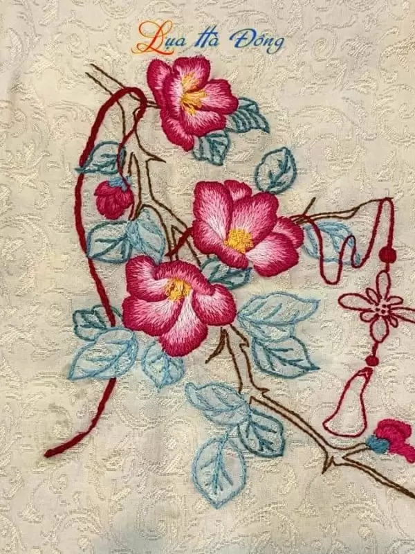 Khăn lụa vân cổ thêu tay lá cây kem