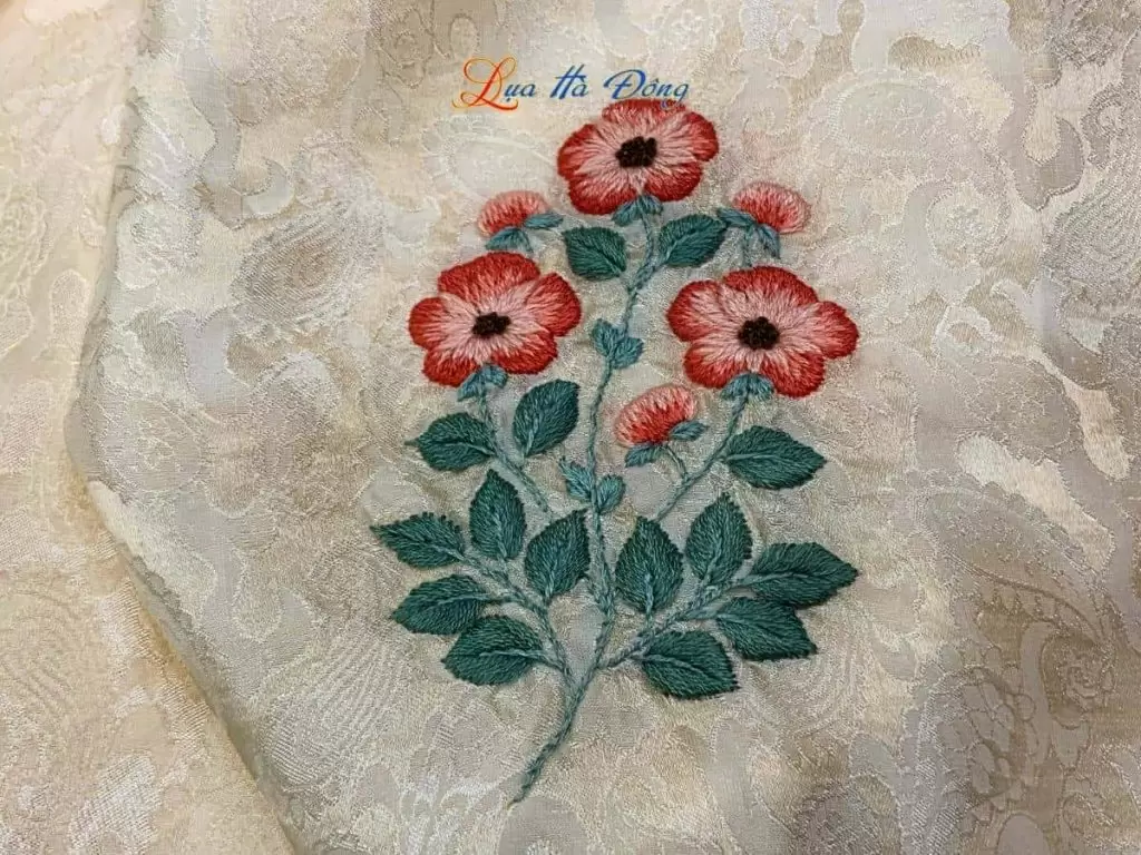 Khăn lụa thêu tay đuôi công kem