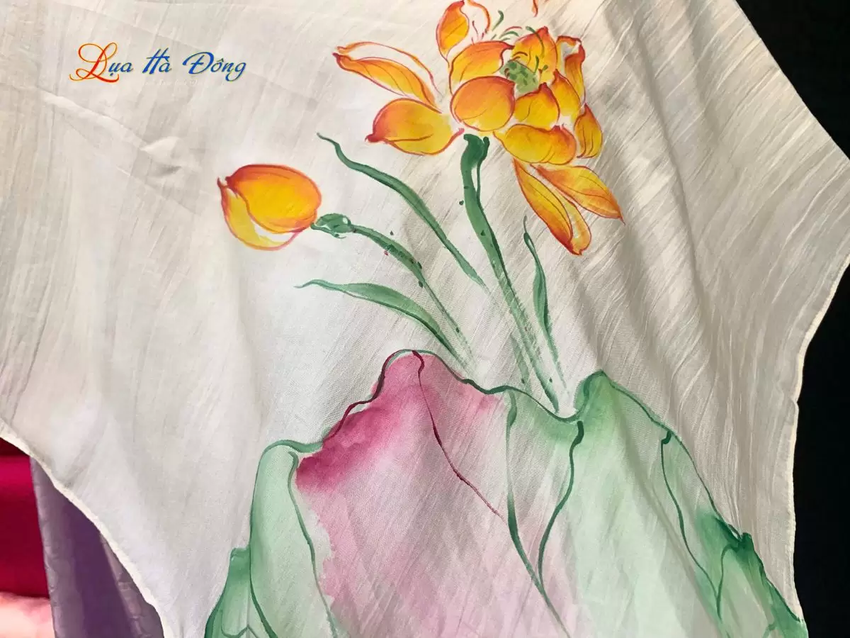 Khăn lụa vuông tơ tằm màu trắng vẽ hoa