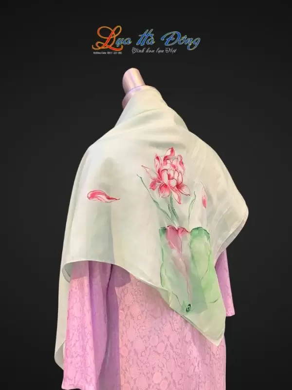 Khăn lụa vuông tơ tằm màu xanh lá vẽ hoa