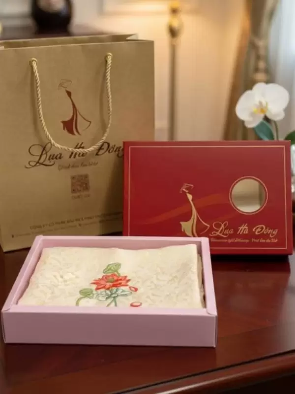 Alternative view of Khăn lụa thêu tay đuôi công kem MNV-LNL45180.8