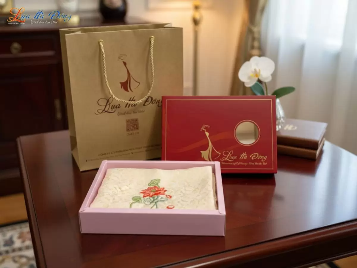 Khăn lụa thêu tay đuôi công kem MNV-LNL45180.8 - Ảnh 2