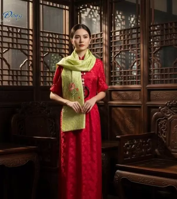 Khăn lụa thêu tay đuôi công xanh cốm