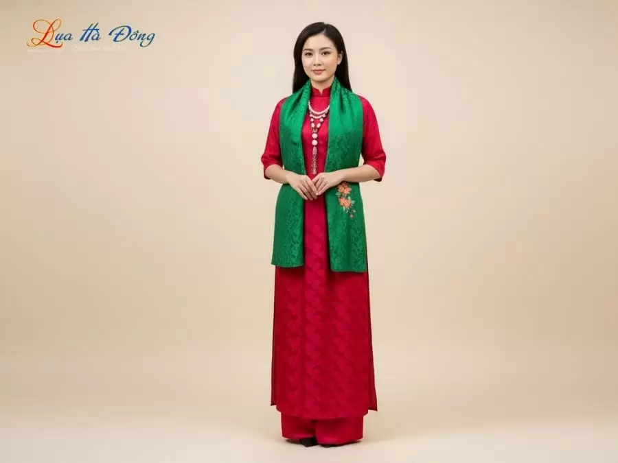 Khăn lụa thêu tay đuôi công xanh lá