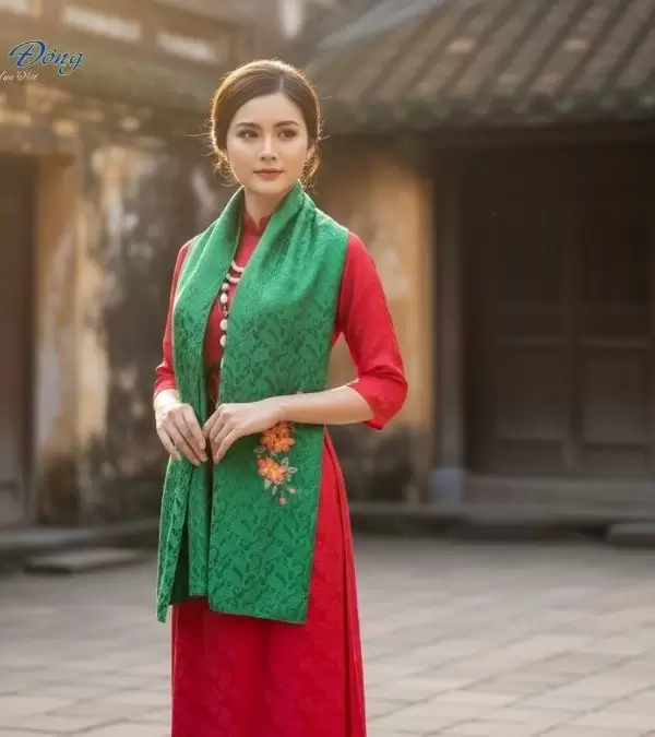 Khăn lụa thêu tay đuôi công xanh lá