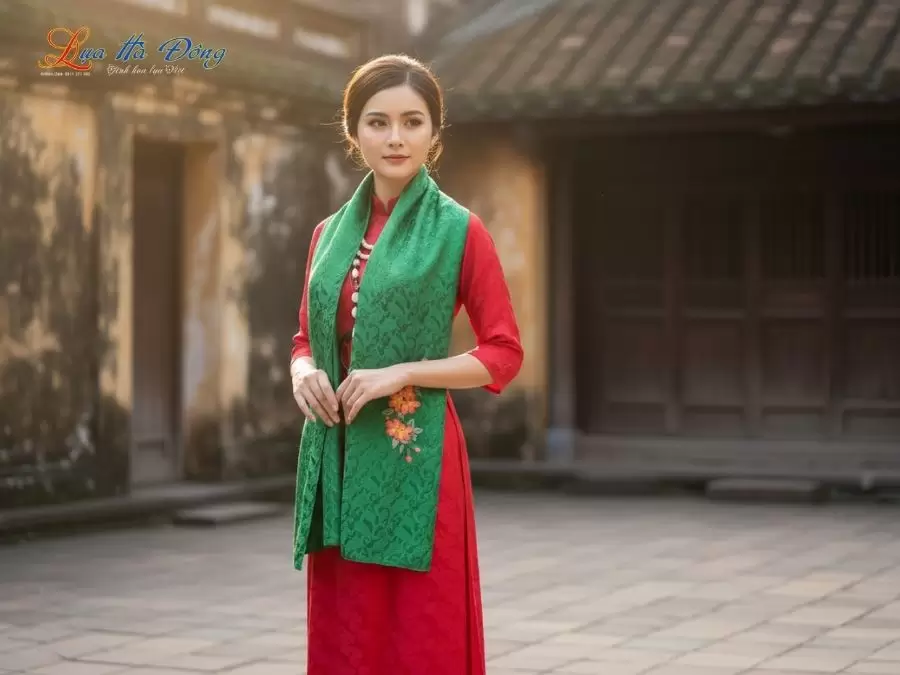 Khăn lụa thêu tay đuôi công xanh lá