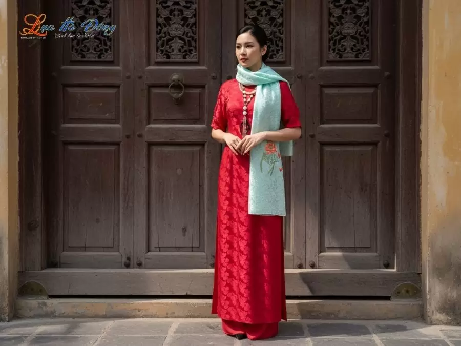 Khăn lụa thêu tay đuôi công xanh mint