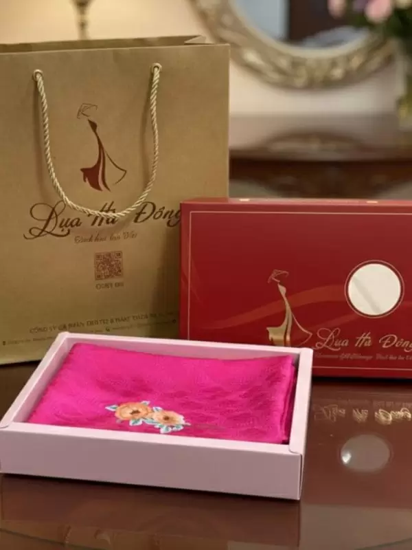 Alternative view of Khăn lụa thêu tay song thọ hồng MNV-LNL8585/2