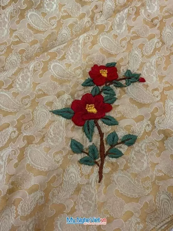 Khăn lụa tơ tằm thêu tay đuôi công vàng đồng
