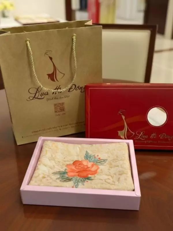 Khăn lụa vuông thêu tay đuôi công vàng đồng