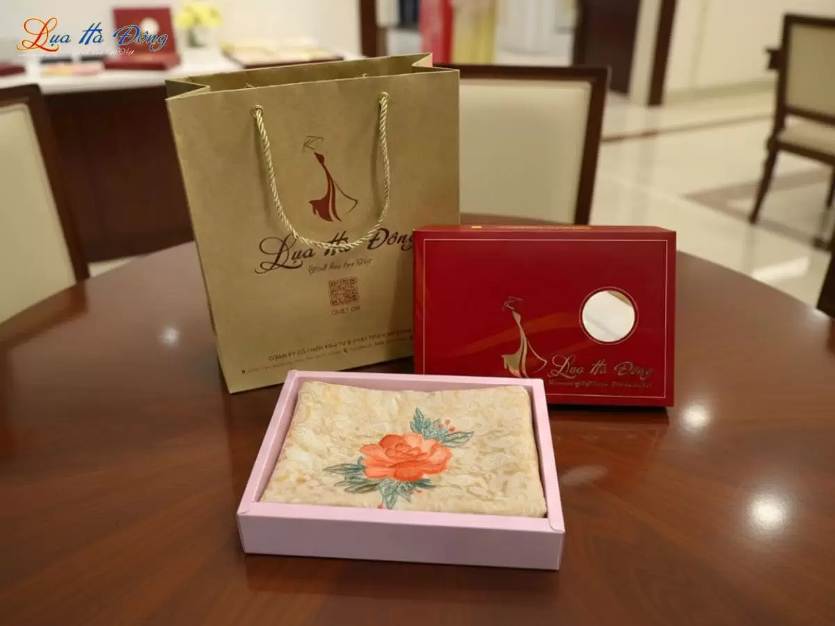 Khăn lụa vuông thêu tay đuôi công vàng đồng