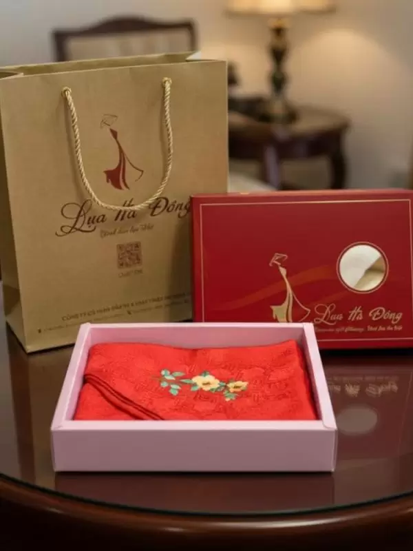 Khăn lụa vuông thêu tay song hỷ màu đỏ