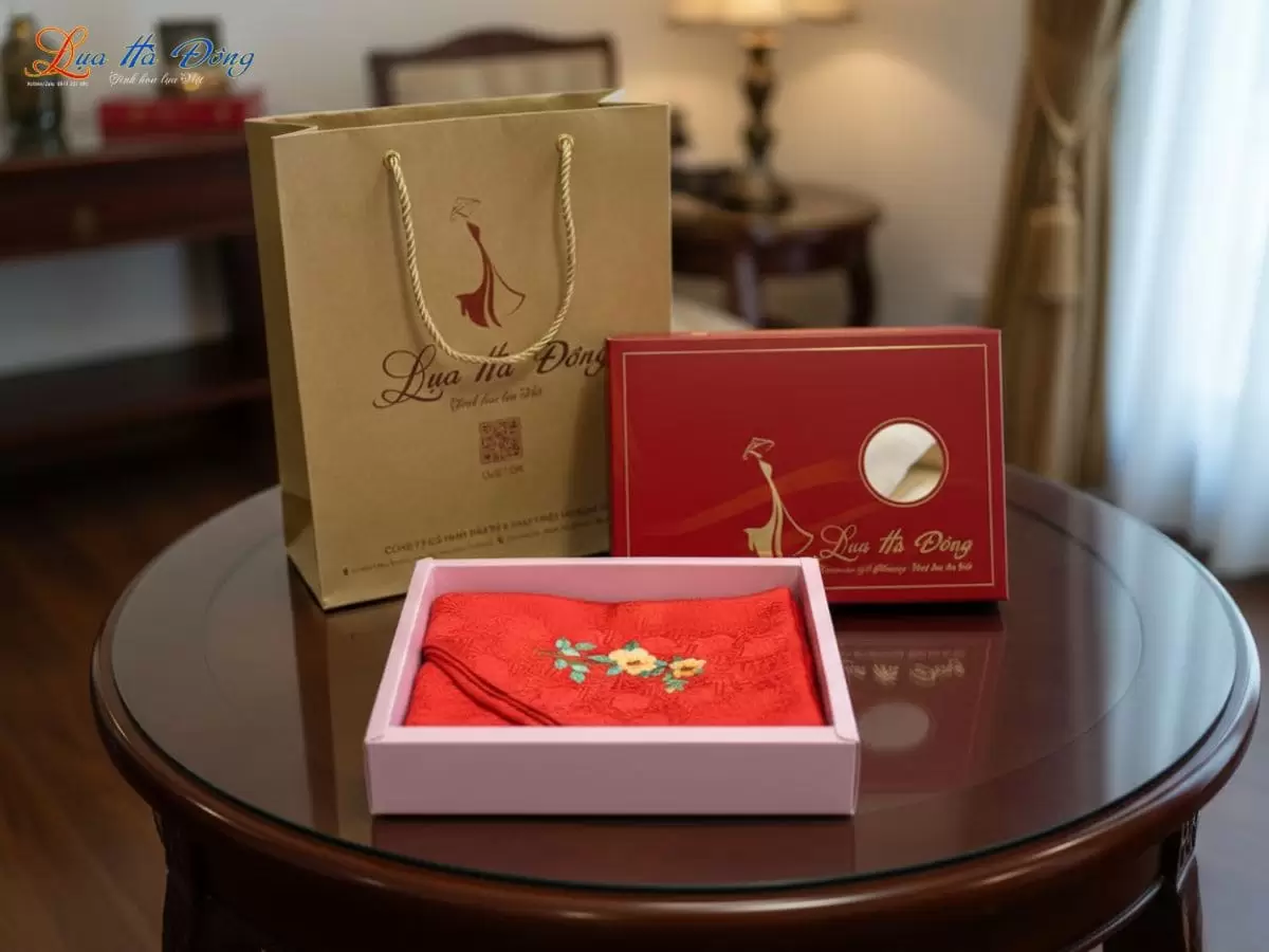 Khăn lụa vuông thêu tay song hỷ màu đỏ