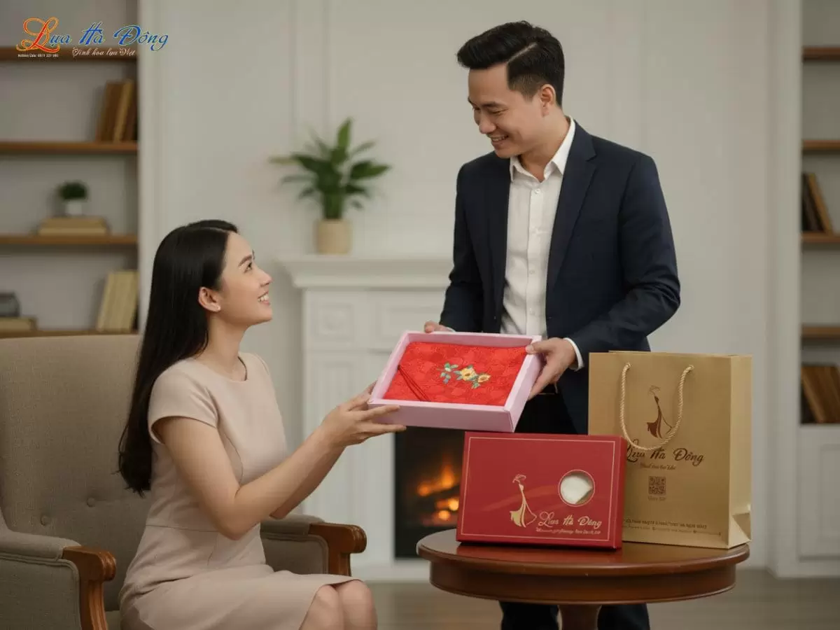 Khăn lụa vuông thêu tay song hỷ màu đỏ