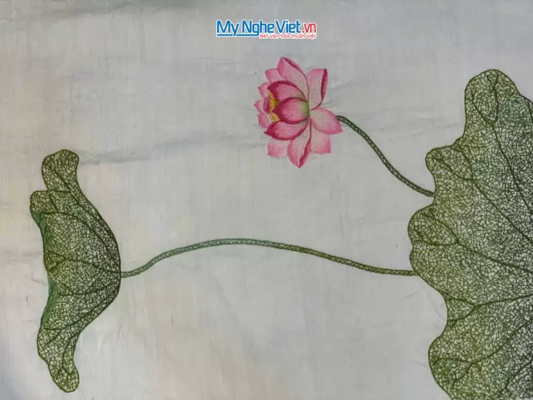 Khăn lụa đũi họa tiết hoa sen thêu tay màu trắng 100% silk cao cấp