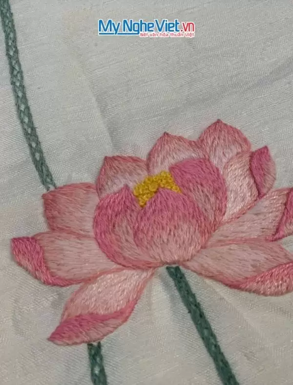 Khăn lụa đũi họa tiết hoa sen thêu tay màu trắng 100% silk cao cấp