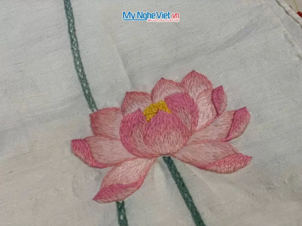 Khăn lụa đũi họa tiết hoa sen thêu tay màu trắng 100% silk cao cấp