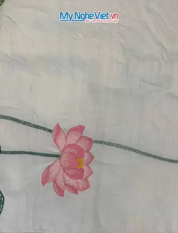 Khăn lụa đũi họa tiết hoa sen thêu tay màu trắng 100% silk cao cấp