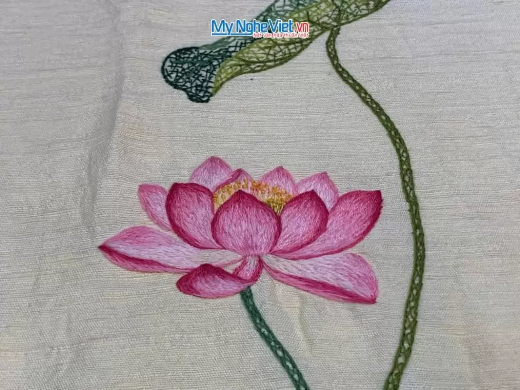 Khăn lụa đũi họa tiết hoa sen thêu tay màu kem 100% silk cao cấp
