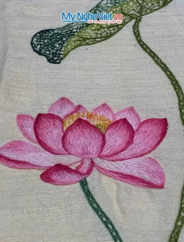 Khăn lụa đũi họa tiết hoa sen thêu tay màu kem 100% silk cao cấp