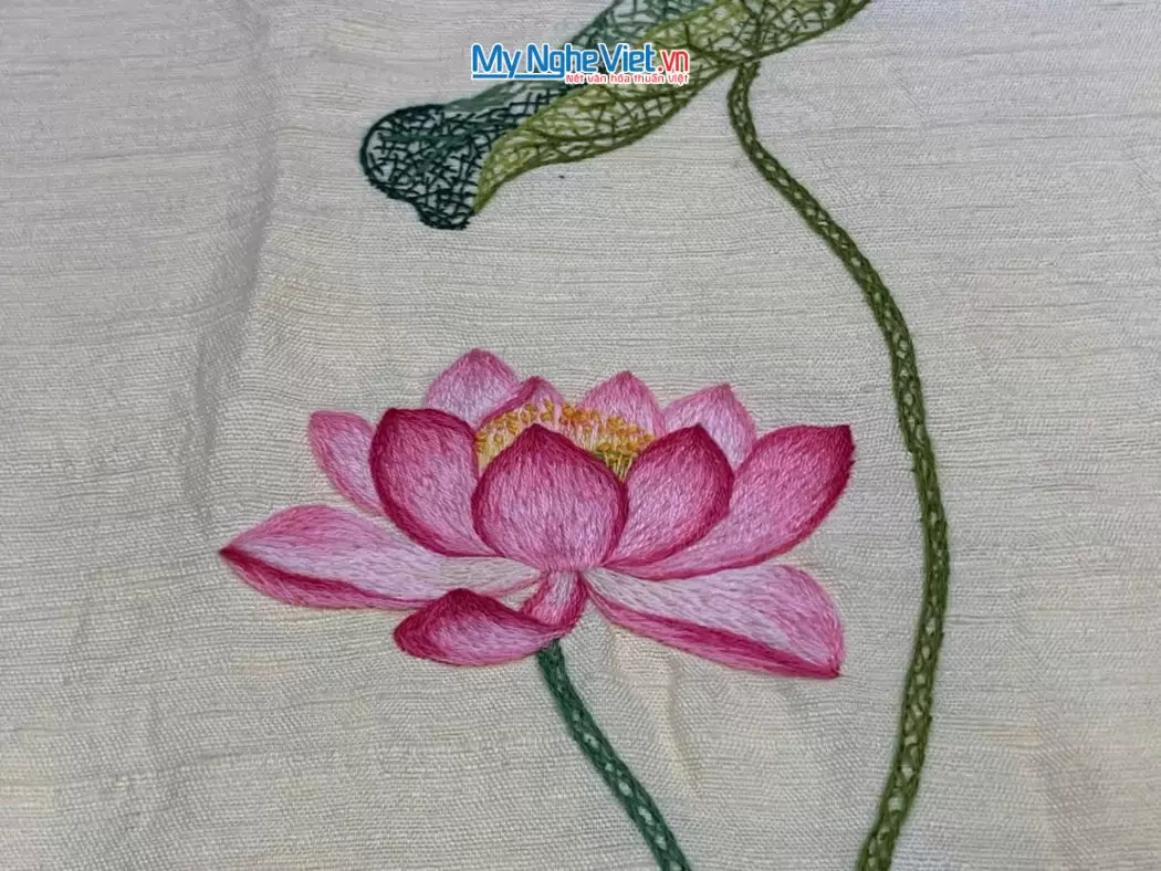 Khăn lụa đũi họa tiết hoa sen thêu tay màu kem 100% silk cao cấp