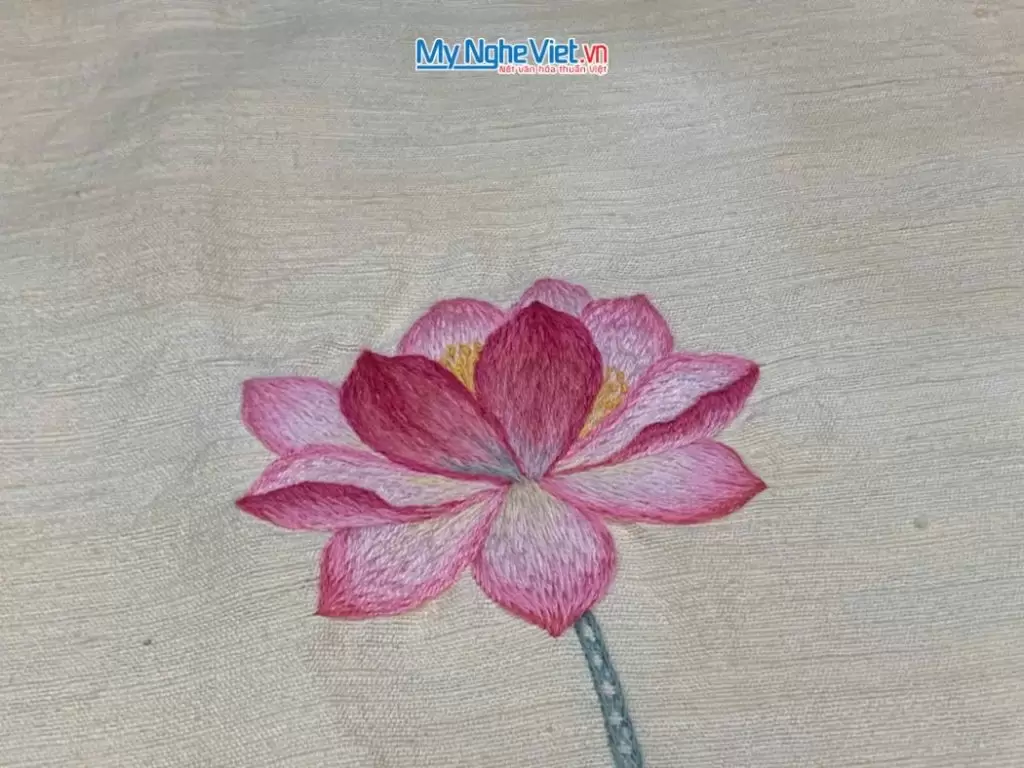 Khăn lụa đũi họa tiết hoa sen thêu tay màu kem 100% silk cao cấp