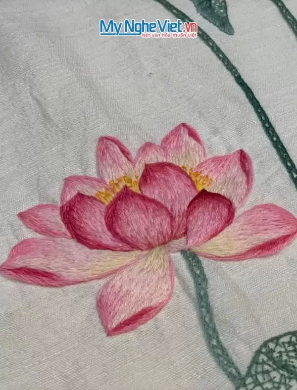 Khăn lụa đũi họa tiết hoa sen thêu tay màu trắng 100% silk cao cấp