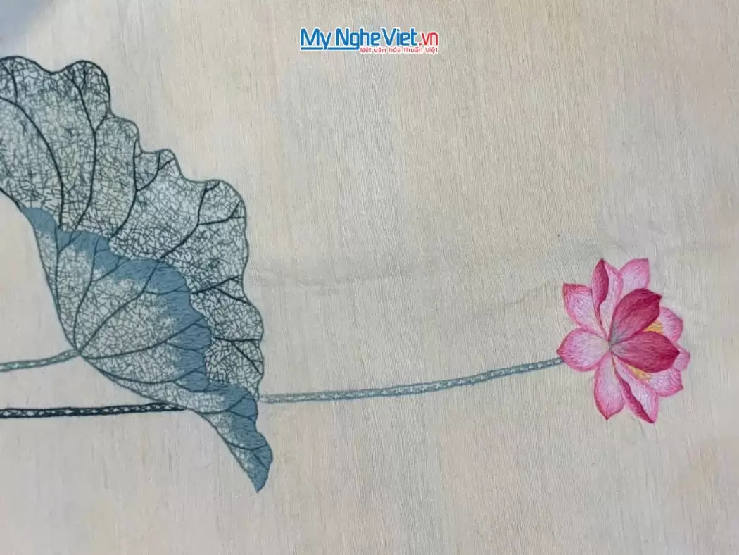 Khăn lụa đũi họa tiết hoa sen thêu tay màu kem 100% silk cao cấp