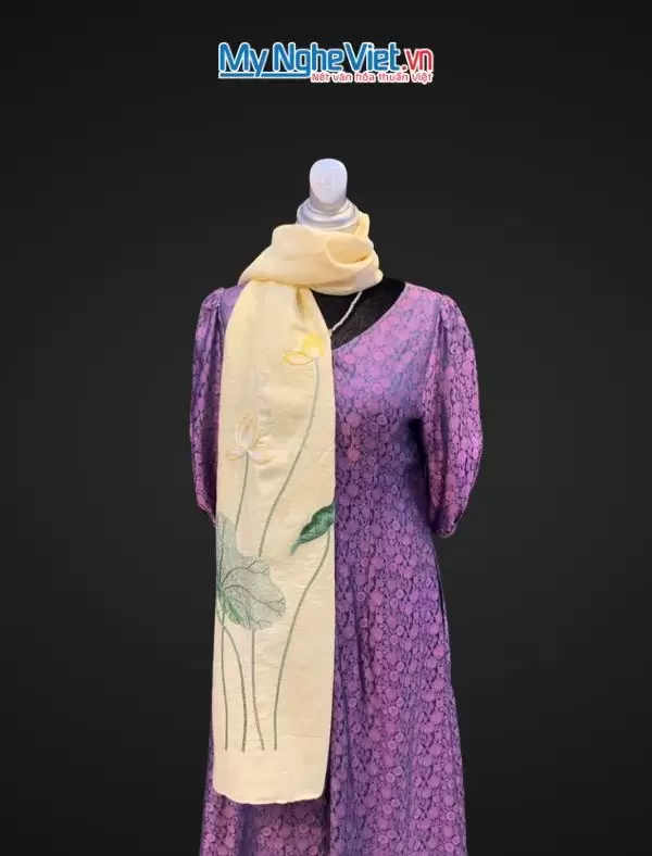 Khăn lụa đũi họa tiết hoa sen thêu tay màu kem 100% silk cao cấp