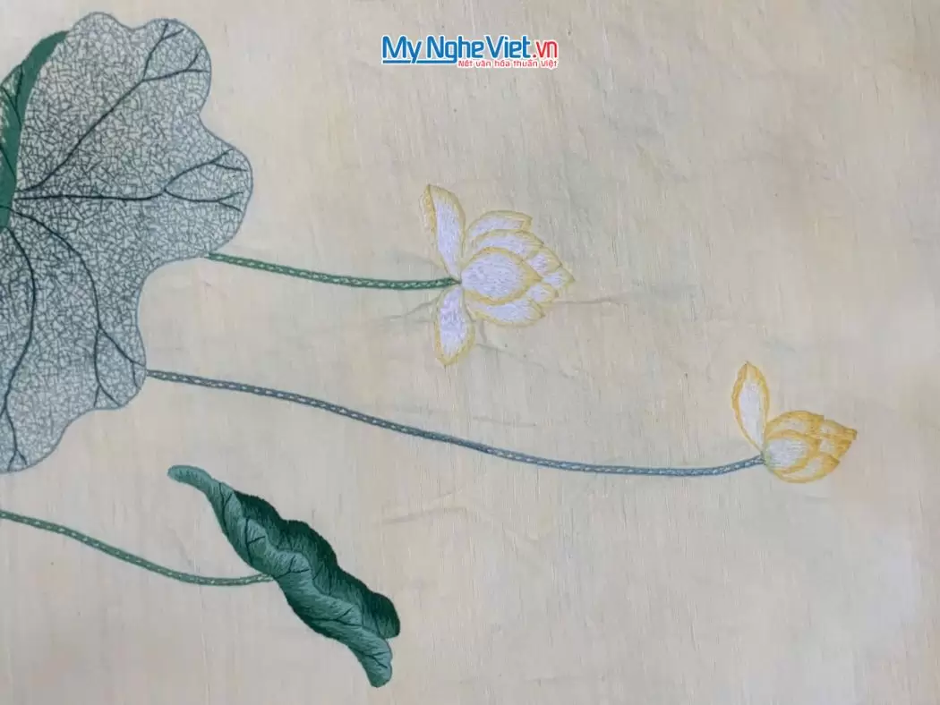 Khăn lụa đũi họa tiết hoa sen thêu tay màu kem 100% silk cao cấp