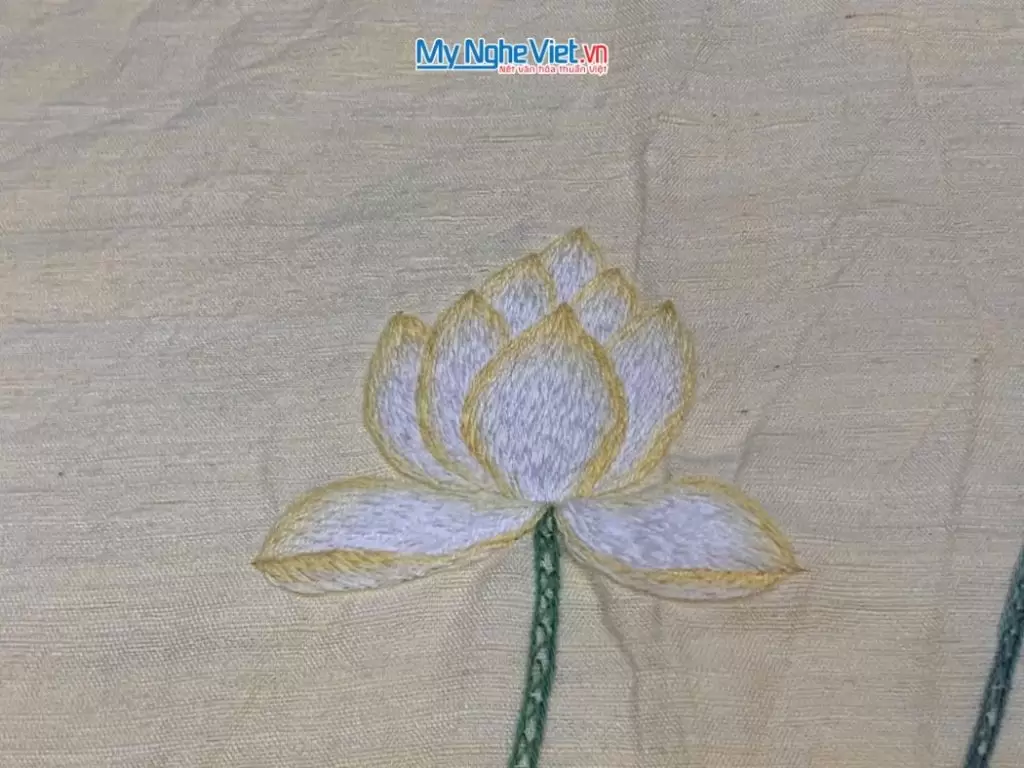 Khăn lụa đũi họa tiết hoa sen thêu tay màu kem 100% silk cao cấp