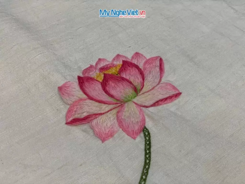 Khăn lụa đũi họa tiết hoa sen thêu tay màu trắng 100% silk cao cấp