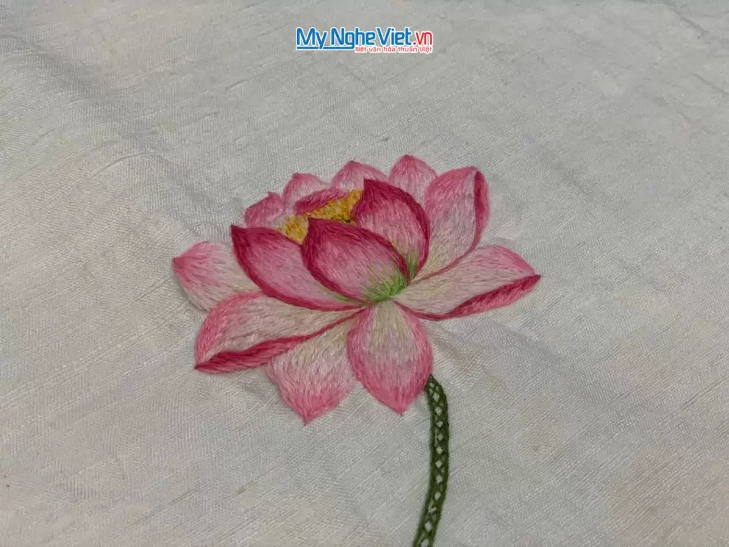 Khăn lụa đũi họa tiết hoa sen thêu tay màu trắng 100% silk cao cấp