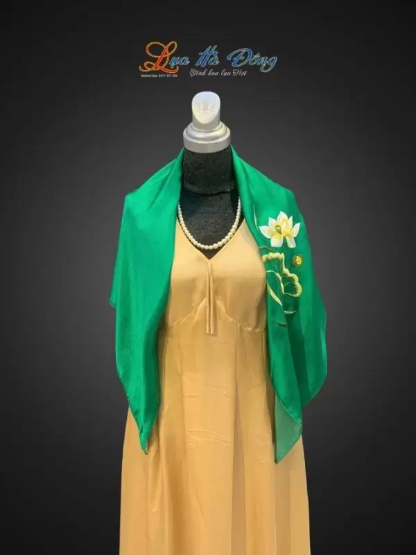 Khăn lụa vuông thêu sen trơn màu xanh lá