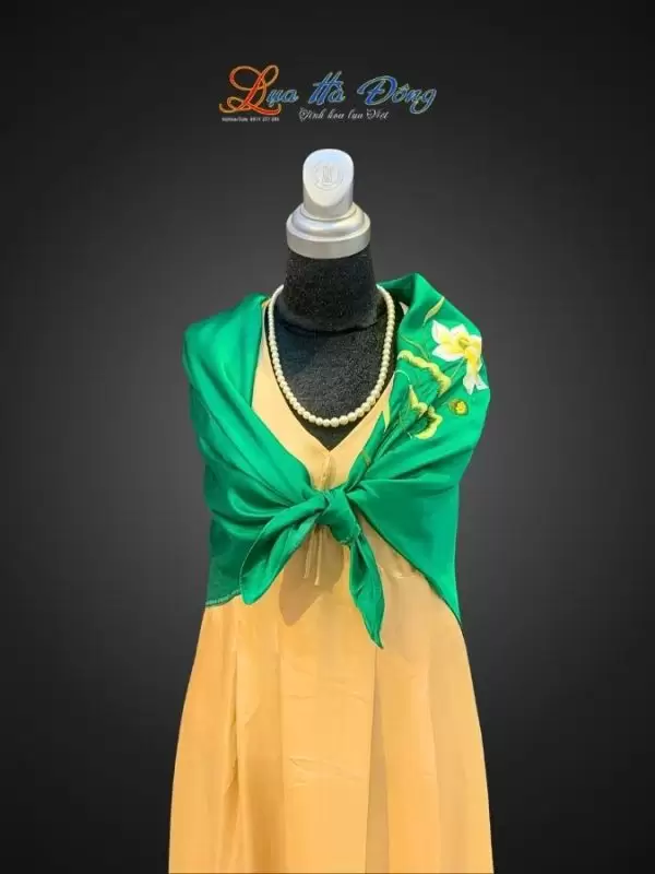 Khăn lụa vuông thêu sen trơn màu xanh lá