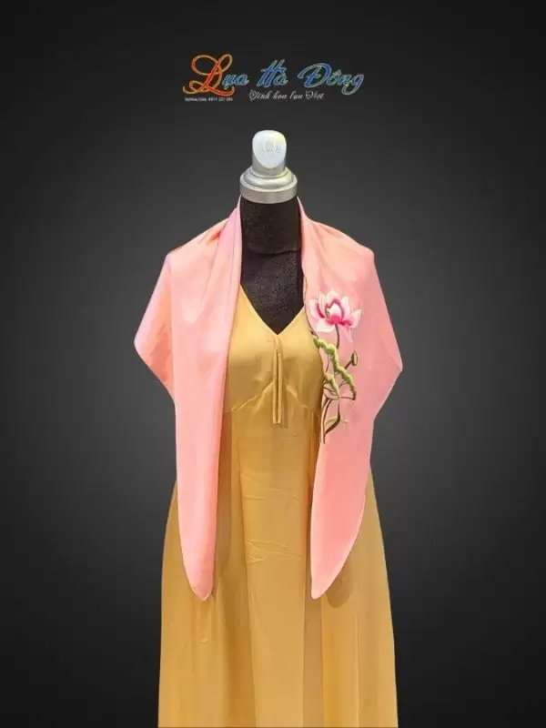 Khăn lụa vuông thêu sen trơn màu hồng phấn