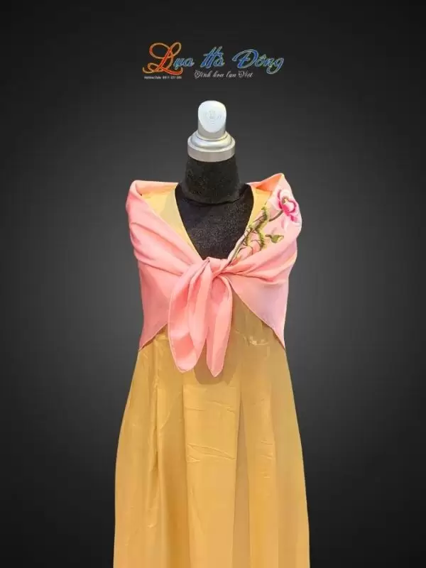 Khăn lụa vuông thêu sen trơn màu hồng phấn