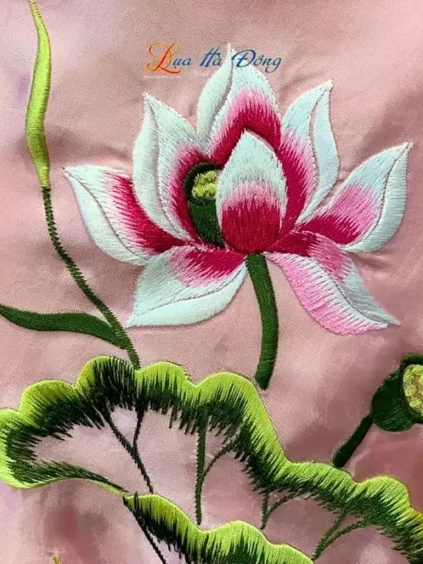 Khăn lụa vuông thêu sen trơn màu hồng phấn