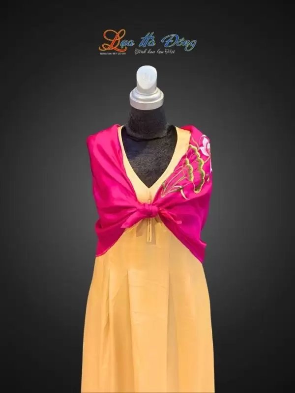 Khăn lụa vuông thêu sen trơn màu hồng tím