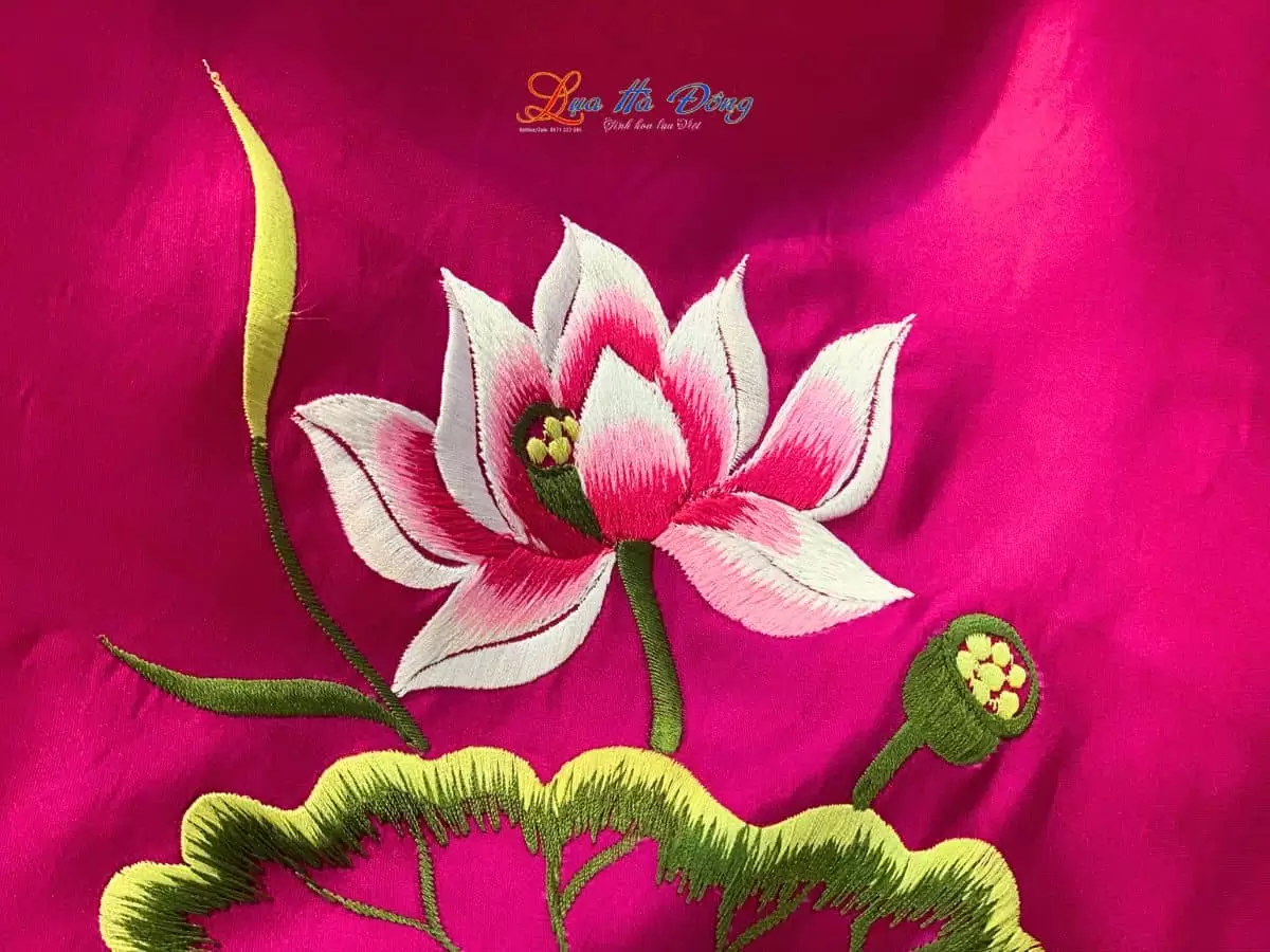 Khăn lụa vuông thêu sen trơn màu hồng tím