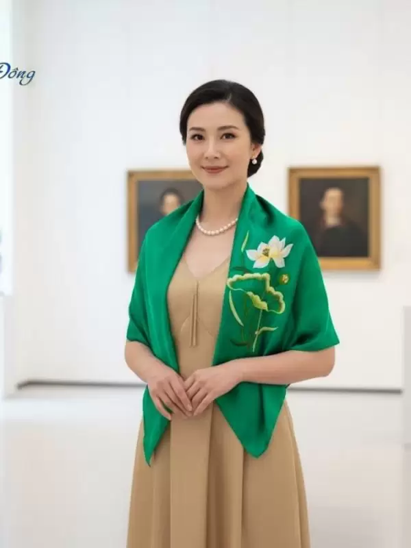 Khăn lụa vuông thêu sen trơn màu xanh lá