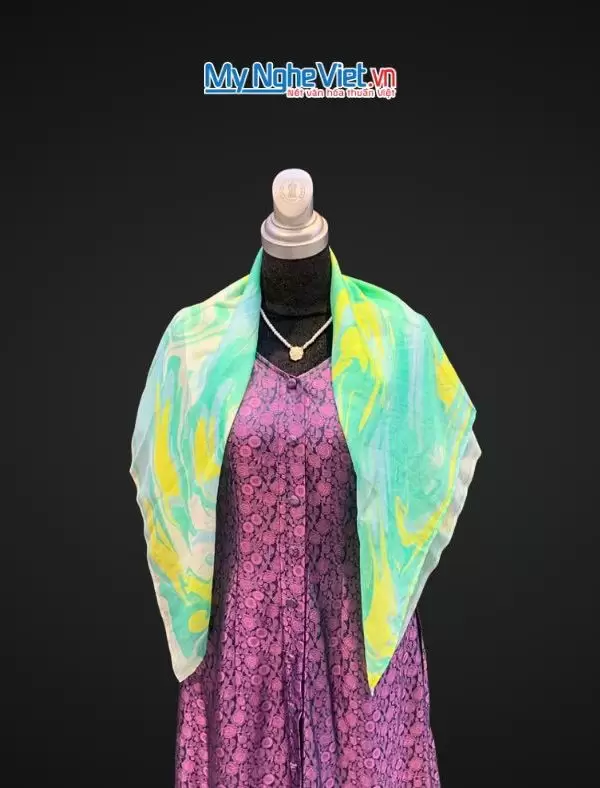 Khăn Lụa Vuông Thủy Ấn Tơ Tằm Màu Xanh Lá