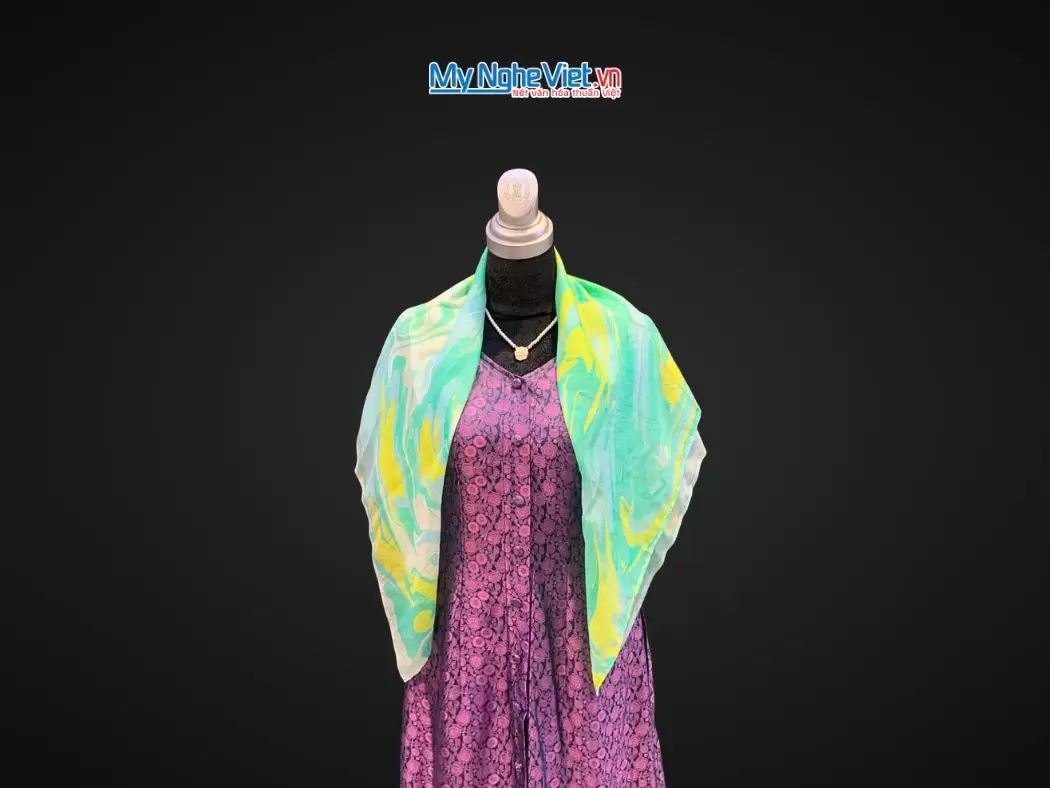 Khăn Lụa Vuông Thủy Ấn Tơ Tằm Màu Xanh Lá