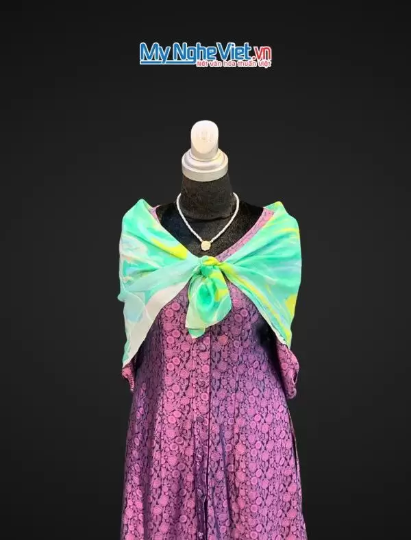 Khăn Lụa Vuông Thủy Ấn Tơ Tằm Màu Xanh Lá