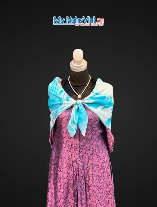 Khăn Lụa Vuông Thủy Ấn Tơ Tằm Màu Xanh