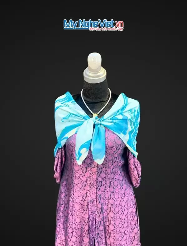 Khăn Lụa Vuông Thủy Ấn Tơ Tằm Màu Xanh