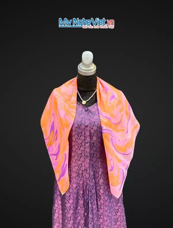 Khăn Lụa Vuông Thủy Ấn Tơ Tằm Màu Hồng Cam