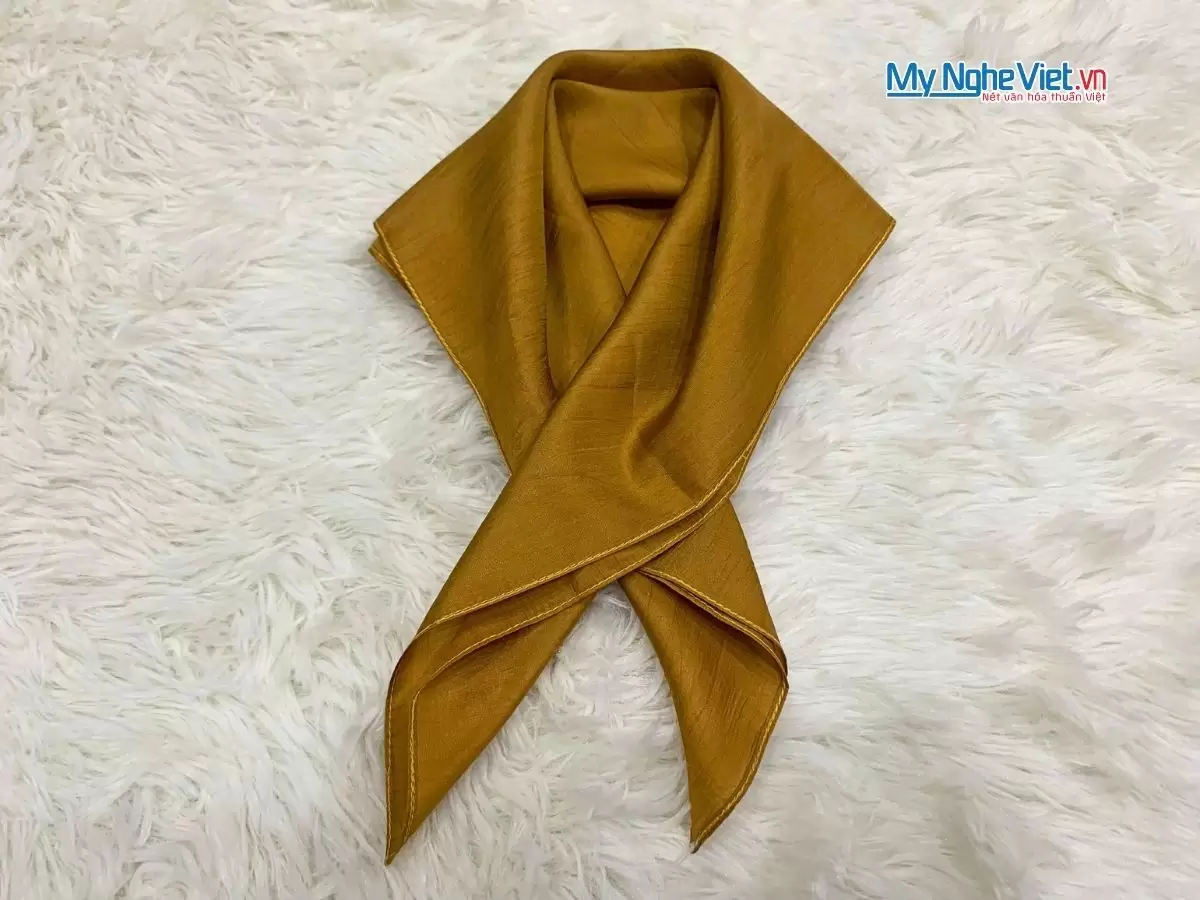 Khăn lụa vuông tơ tằm trơn màu vàng đồng