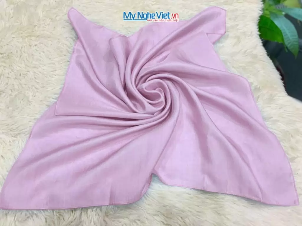Khăn lụa vuông tơ tằm trơn màu hồng nhạt