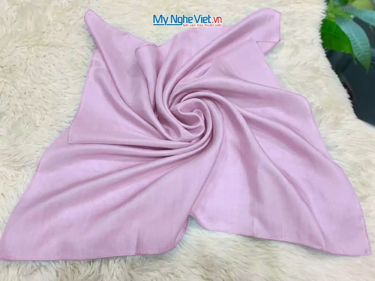 Khăn lụa vuông tơ tằm trơn màu hồng nhạt